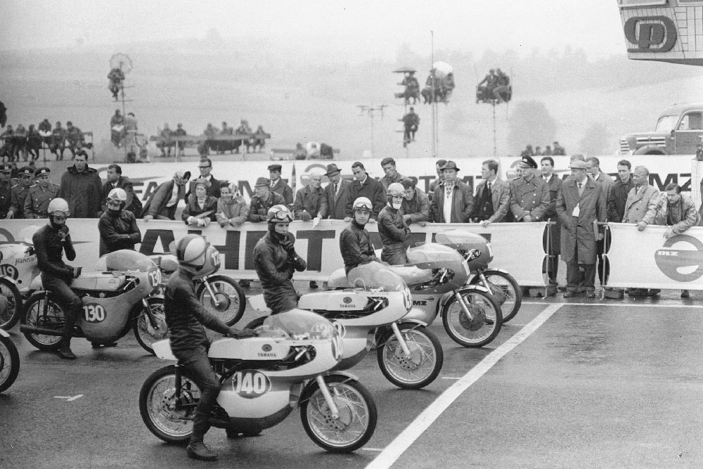 Sachsenring 1965 | Start 250cc Mike Duff and Phil Read 