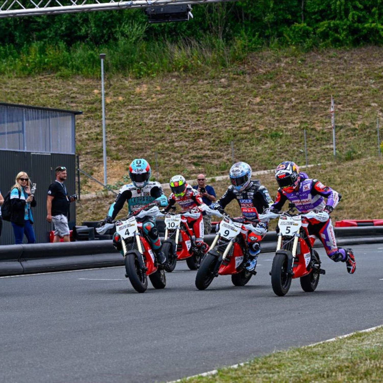 MotoGP Stars testen E-Pitbikes des ADAC Sachsen